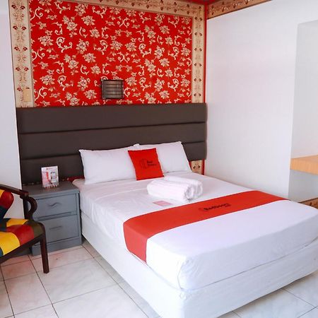 Reddoorz Plus @ Castle Chateau Iloilo Экстерьер фото