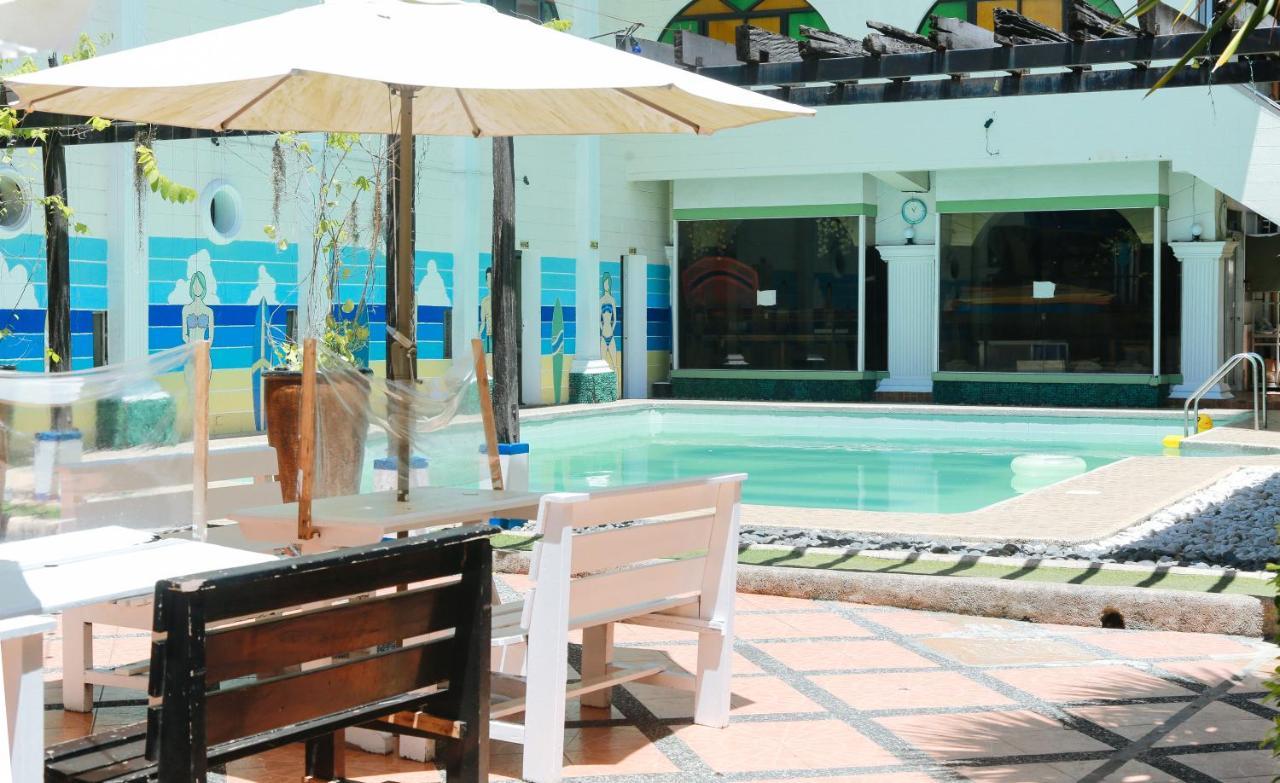 Reddoorz Plus @ Castle Chateau Iloilo Экстерьер фото