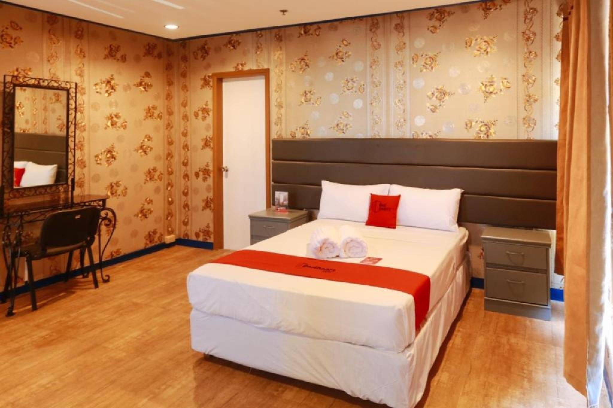 Reddoorz Plus @ Castle Chateau Iloilo Экстерьер фото