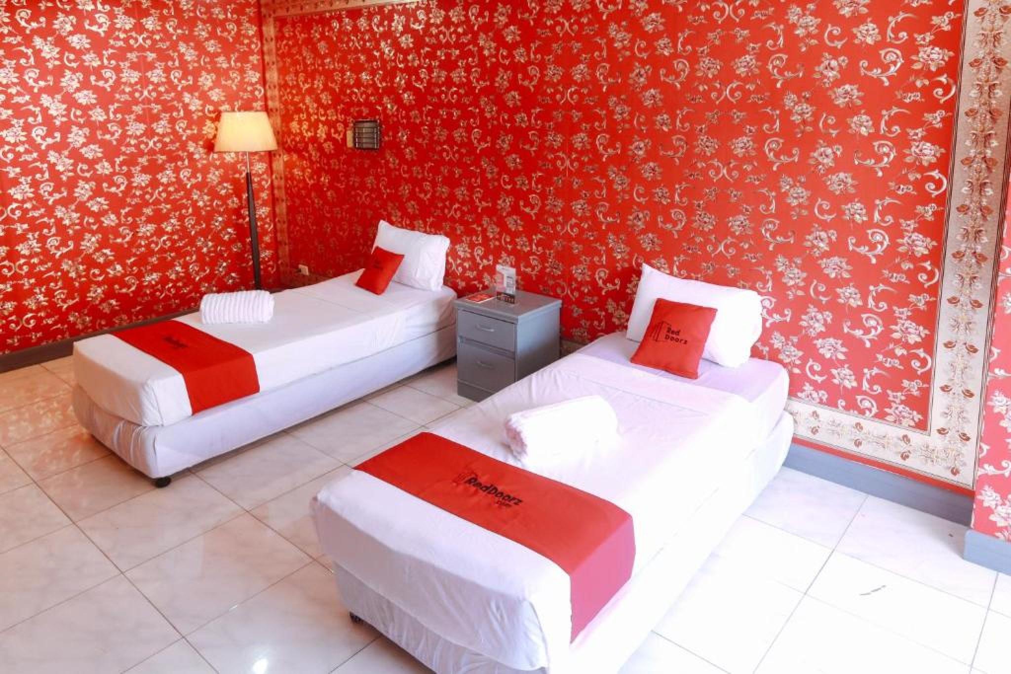 Reddoorz Plus @ Castle Chateau Iloilo Экстерьер фото