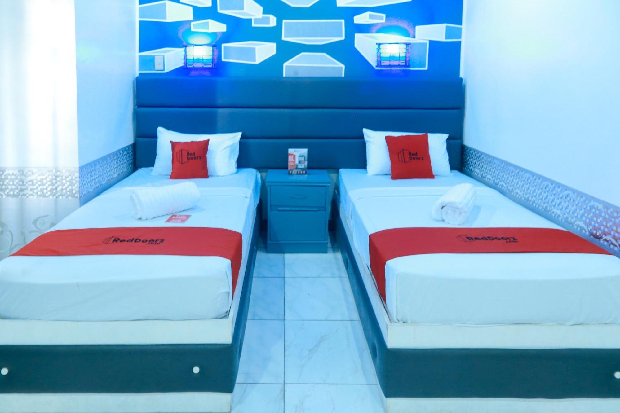 Reddoorz Plus @ Castle Chateau Iloilo Экстерьер фото