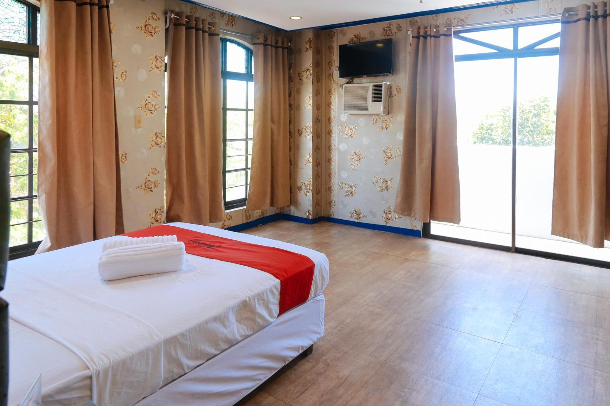 Reddoorz Plus @ Castle Chateau Iloilo Экстерьер фото